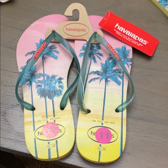 Havaianas Shoes - 🎉HP🎉NWT! Havaianas yellow palm tree flip flops
